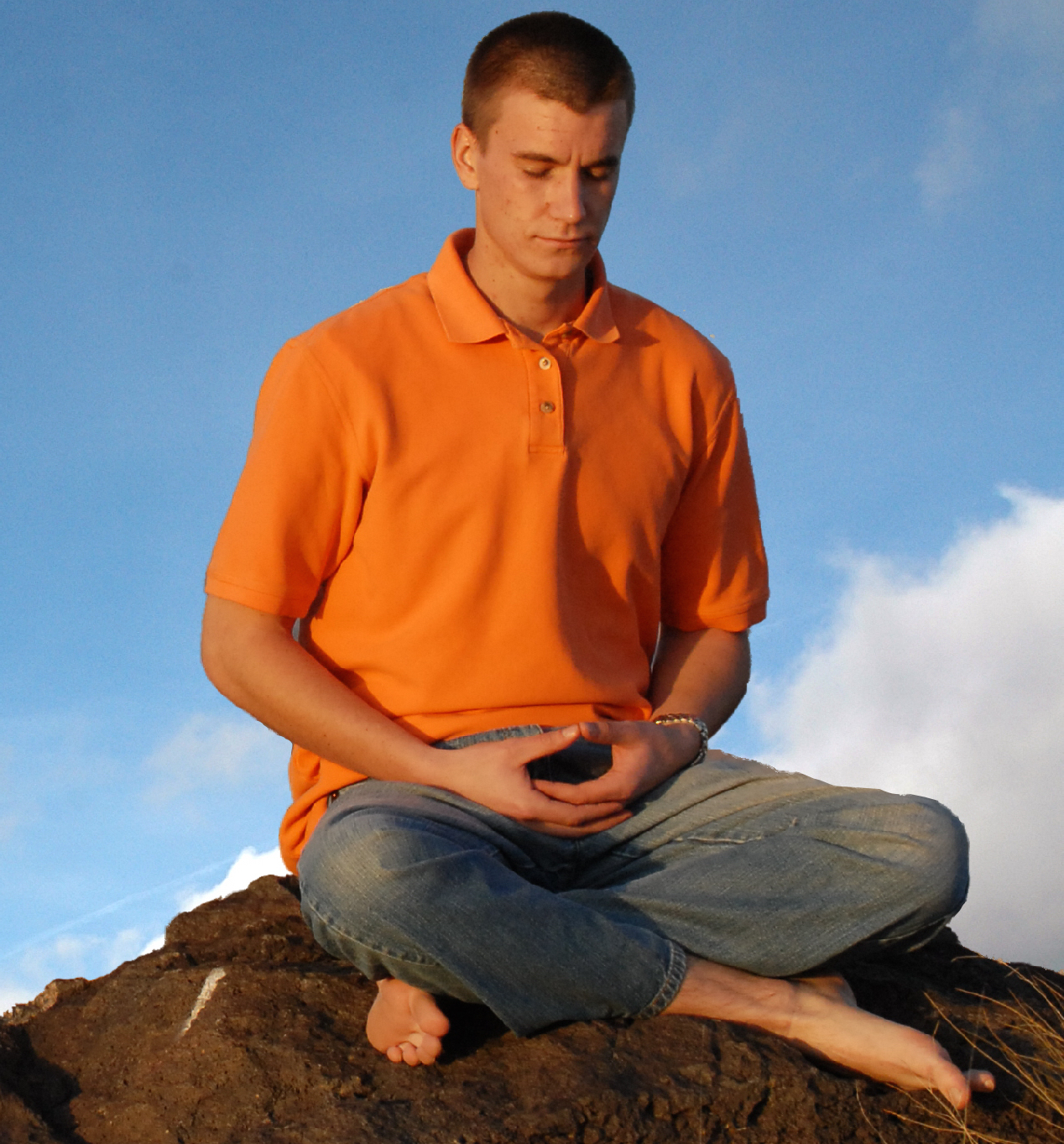 Mann sitter og mediterer