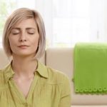 Kvinne som sitter og mediterer